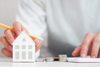 Foto: Chainarong Prasertthai - iStock.com - Steuern im Immobilienbereich: Grunderwerbsteuer, Grundsteuer, Steuern auf Mieteinnahmen, Schenkungssteuer, Erbschaftssteuer und Spekulationssteuer
