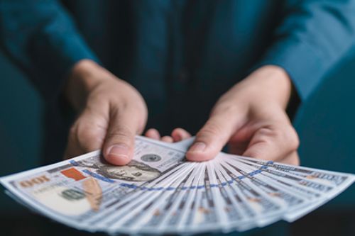 Foto: suriya puhoy - iStock.com - Schenkungssteuer: Höhe der Schenkungssteuer im Jahr 2025? Wann fällt sie an? Wie hoch sind die Freibeträge?