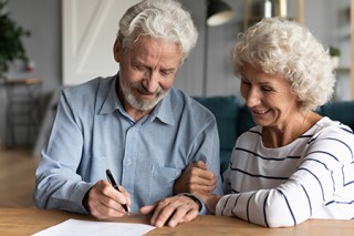 Foto: fizkes - iStock.com - Was Sie zu Erbschaftssteuer, Erbfolge und Pflichtteil wissen müssen