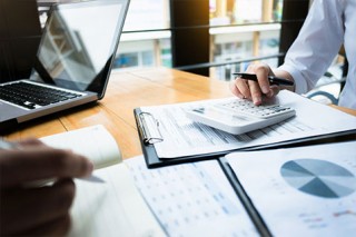 Foto: Chalirmpoj Pimpisarn - iStock.com - Umsatzsteuervoranmeldung und -pflichten: Der umfassende Leitfaden für Unternehmer
